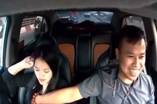 Tài xế dâm đãng làm bóp vếu em gái xinh