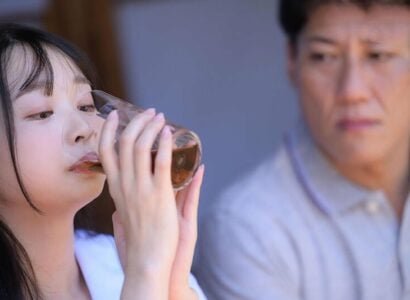 Chú chuốc cốc rượu kích thích để đụ cháu gái cho phê