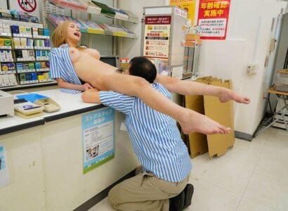 Em gái trẻ muốn làm tình cùng người quản lý, bị chịch sướng lồn