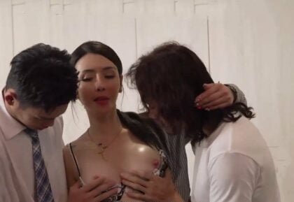 Hai cậu con trai tháo chạy khỏi mẹ kế bẩn thỉu