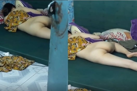 Trông lén bướm em gái khi ngủ không khóa cửa